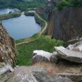 Teambuildingtur på Bornholm ved Opalsøen, der ligger mellem høje stejle klippesider og umiddelbart ved siden af Hammersøen. Aktivitetsdag sammen med APROPOS kommunikation. <br>Copyright APROPOS kommunikation
