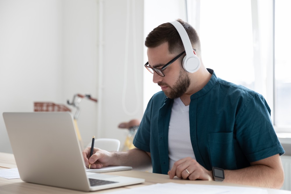 Kursist er i gang med at tage arbejdsmiljøuddannelsen online
