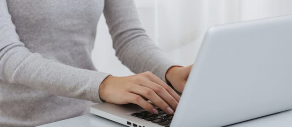 Kursusdeltager til den obligatoriske arbejdsmiljøuddannelse online