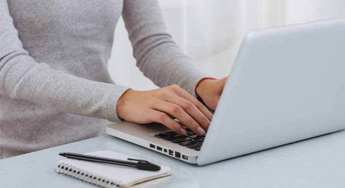 Kursist deltager i arbejdsmiljøuddannelse fra computeren